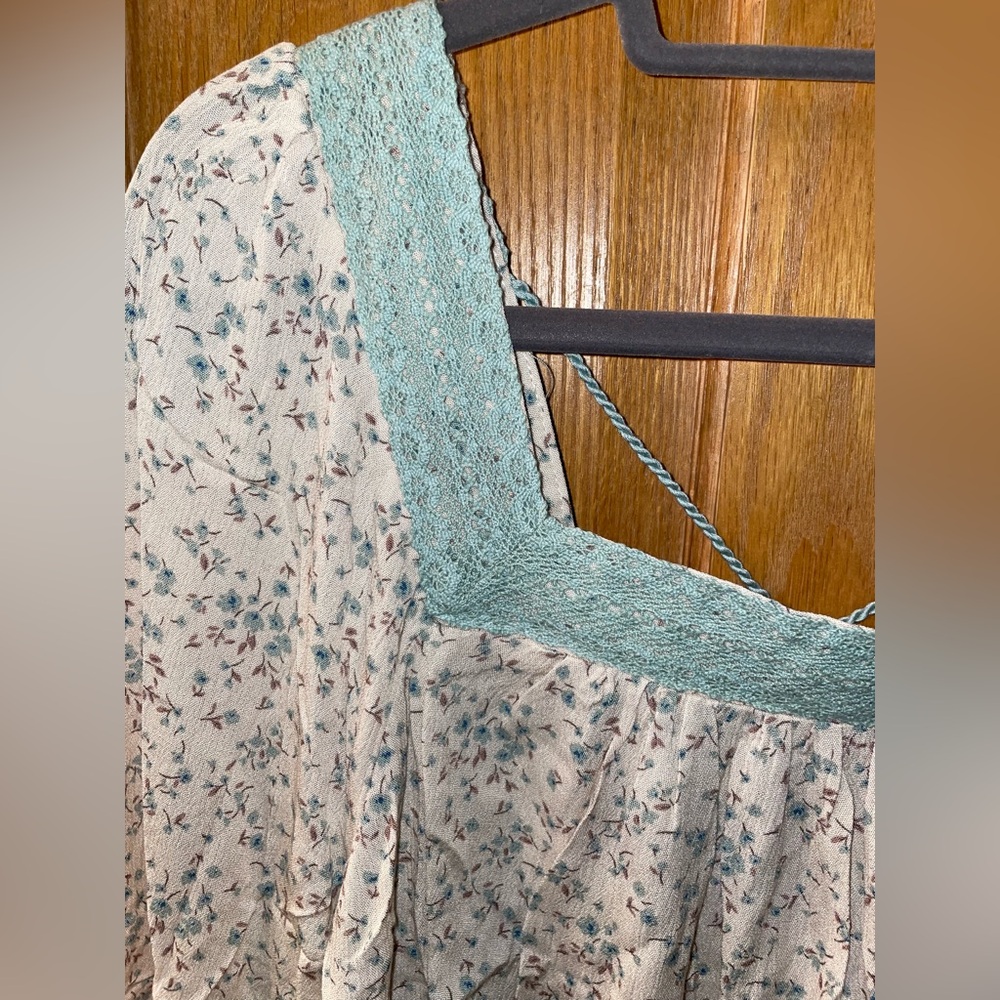 Hem & Thread Floral Top - Picture 2 of 7
